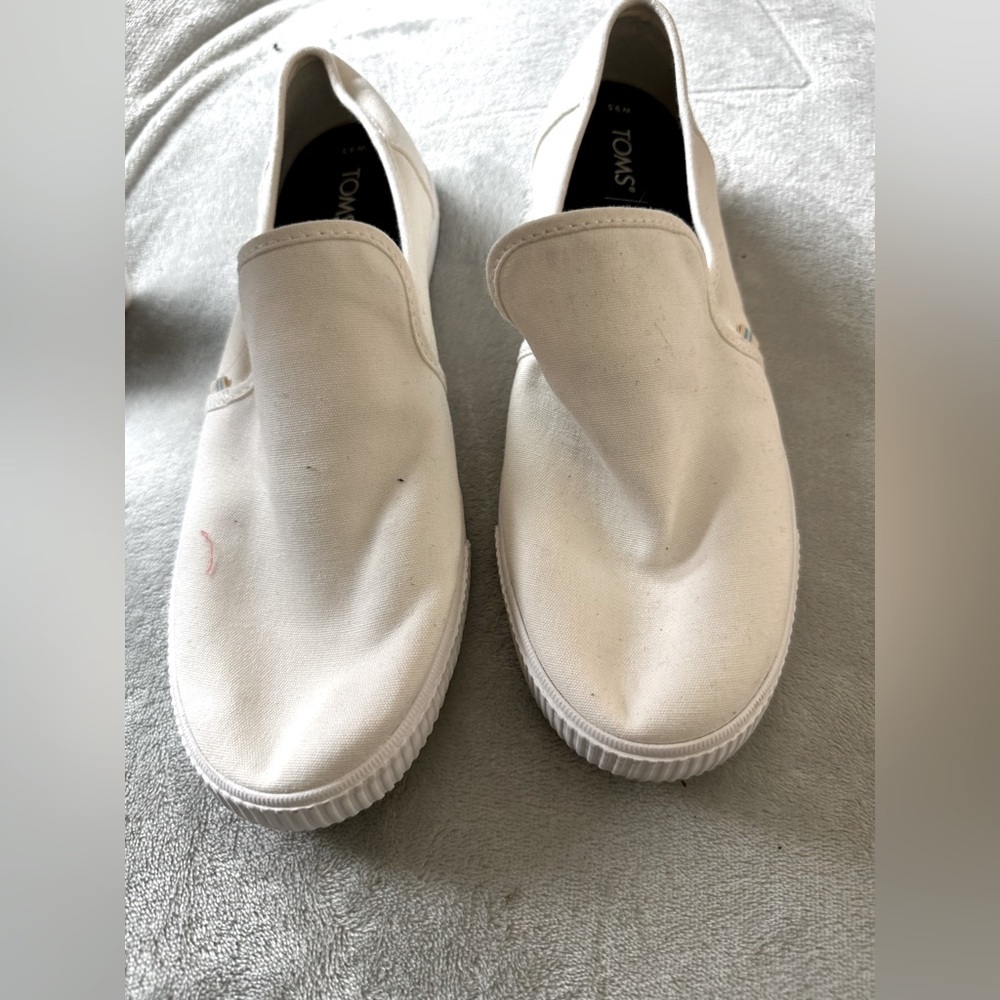 Brand new Toms sneakers size 9.5